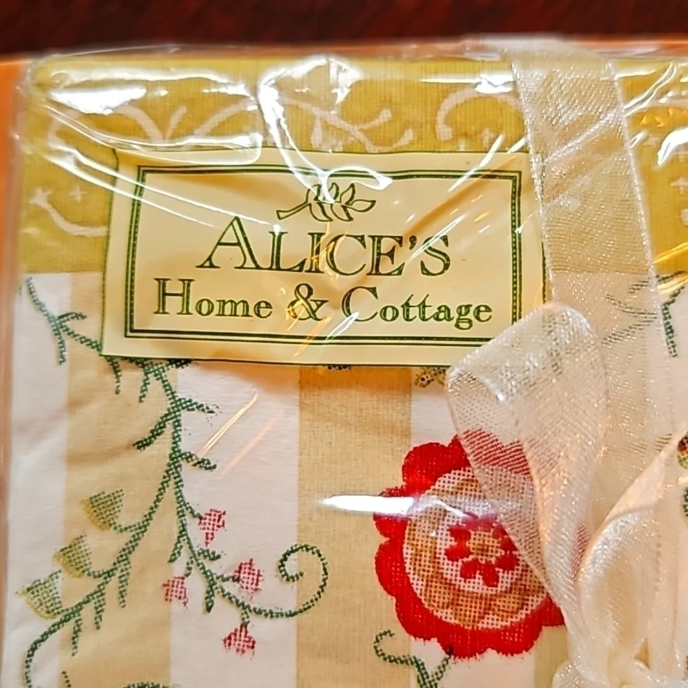 Alice's Home & Cottage Gift Set Cutying Board Napkins Whisk NWT Price Firm